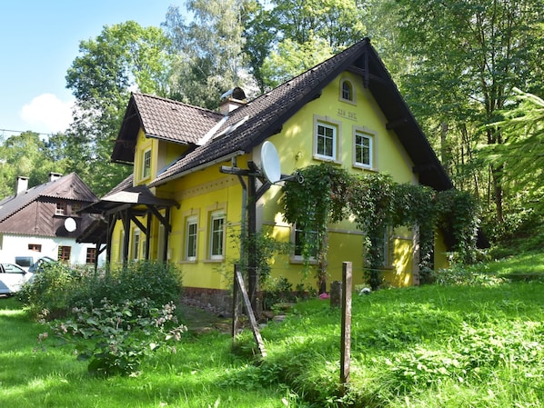 Exterior - Charming Holiday Home in Rudnik With Garden (Rudník)