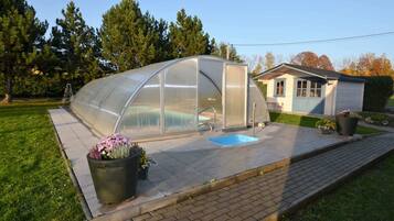 Vila | Piscina | Piscina interna, piscina externa