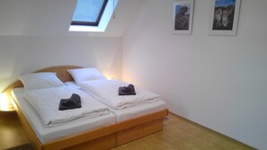 House | 3 bedrooms, individually furnished, bed sheets - Mansion in Starkov Near Acitvities (Starkov)