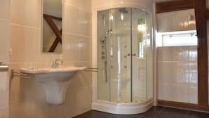 Een douche, handdoeken
