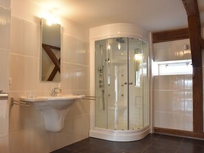 Shower, towels - Cozy Holiday Home in Šonov With Private Pool (Sonov)