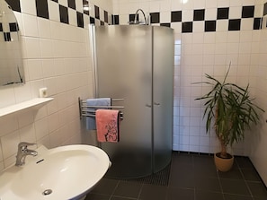 Bathroom | Shower