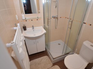 Shower - Lovely Apartment in the Mountains, Just 300 m From the Sesselbahn Valley Station (Rokytnice nad Jizerou)