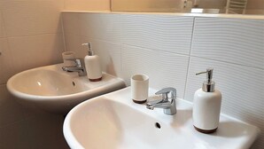 Huis | Badkamer | Een bad, een haardroger, handdoeken