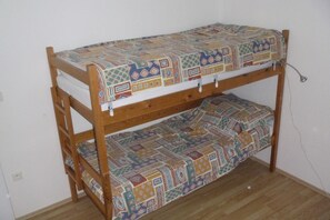 House | 5 bedrooms, individually furnished, bed sheets