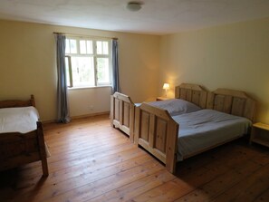3 habitaciones, muebles diferentes y ropa de cama 