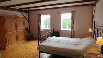 House | 3 bedrooms, individually furnished, bed sheets