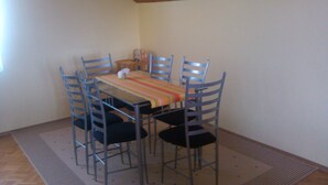Dining - Attractive Apartment in Skalna near Forest (Skalna)