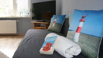 1 Schlafzimmer, individuell eingerichtet, Babybetten, Bettwäsche