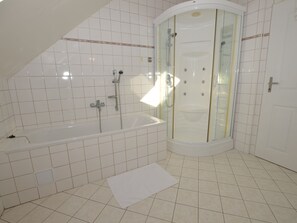 Apartment | Bathroom