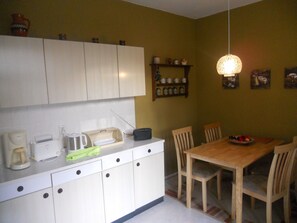 Wasserkocher mit Kaffee-/Teezubehör, Kühlschrank, Mikrowelle, Ofen