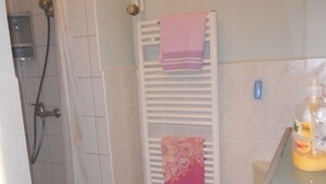Shower, towels - Cosy Apartment in Klütz With Vernadah (Kluetz)