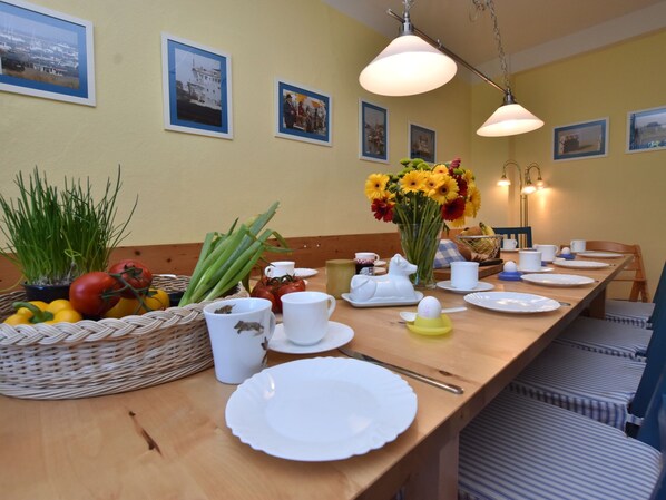 Coffee/tea maker, fridge, microwave, oven - Child Friendly Apartment near Sea in Wittenbeck (Wittenbeck)