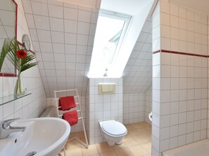 Bathtub, hair dryer - Child Friendly Apartment near Sea in Wittenbeck (Wittenbeck)