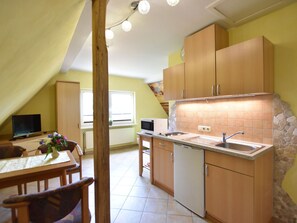 Wasserkocher mit Kaffee-/Teezubehör, Kühlschrank, Mikrowelle, Ofen