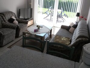 Fireplace, DVD player - Beautiful Holiday Home in Kröpelin Near Beach (Kroepelin)