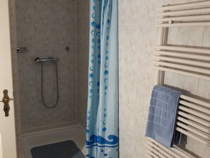 Shower, hair dryer - Modern Apartment With Terrace in Steffenshagen (Steffenshagen)