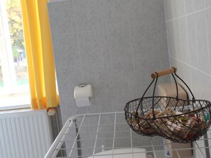 1 bedroom, individually furnished - Cozy Apartment in Neuburg With Garden (Neuburg)