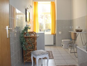 Bathtub - Cozy Apartment in Neuburg With Garden (Neuburg)