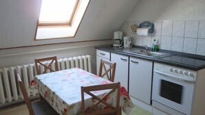 Wasserkocher mit Kaffee-/Teezubehör, Kühlschrank, Ofen, Toaster