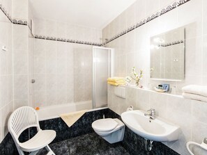 Căn hộ | Phòng tắm | Bồn tắm, máy sấy tóc, khăn tắm 