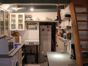 Coffee/tea maker, fridge, microwave, oven - Cozy Holiday Home With Garden in Dassow (Dassow)