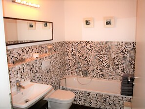 Combined shower/bathtub - Spacious Holiday Home in Boiensdorf With Garden (Boiensdorf)