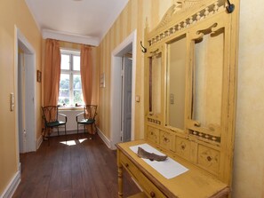 2 bedrooms, individually furnished, cribs/infant beds, bed sheets