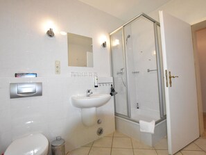 Shower - Spacious Apartment in Gohren With Garden (Göhren)