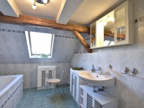 Bathtub - Lovely Apartment in Insel Poel near Baltic Sea Coast (Insel Poel)