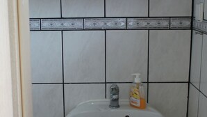 Shower - Welcoming Apartment With Garden in Kröpelin (Kroepelin)
