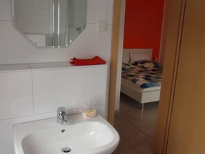 Apartment | Bathroom | Shower, hair dryer, towels