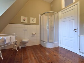 Apartment | Bathroom | Shower, hair dryer, towels