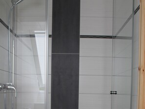 Combined shower/bathtub, hair dryer - Spacious Holiday Home in Diedrichshagen near Sea (Kroepelin)