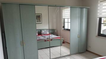 4 bedrooms, iron/ironing board, bed sheets