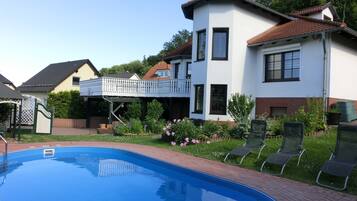 Kolam renang indoor dan kolam renang outdoor