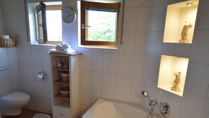 Combined shower/bathtub, towels - Comfortable, Detached House With Amazing View, Beautiful Large Garden and Sauna (Speicher)