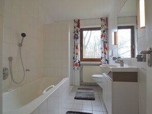 Ferienhaus | Badezimmer | Badewanne