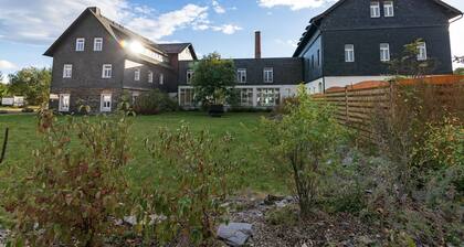 Two Adjacent Houses for Groups in the Thuringian Forest With Sauna