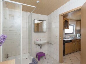 Shower - Warm Holiday Home in Möschwitz Saxony With Private Terrace (Poehl)