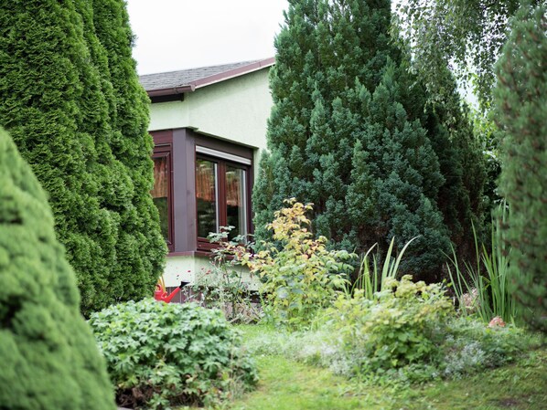 Property grounds - Warm Holiday Home in Möschwitz Saxony With Private Terrace (Poehl)