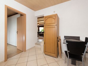 Dining - Warm Holiday Home in Möschwitz Saxony With Private Terrace (Poehl)