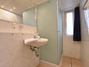 Shower, towels - Cozy Apartment in Kühlungsborn near Sea (Kuehlungsborn)
