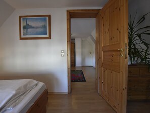 2 Schlafzimmer, individuell eingerichtet
