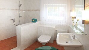 Apartment | Badezimmer | Dusche, Haartrockner