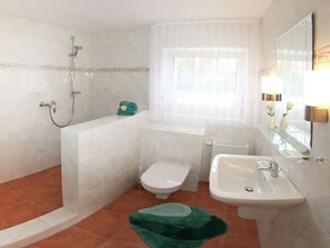 Apartment | Badezimmer | Dusche, Haartrockner