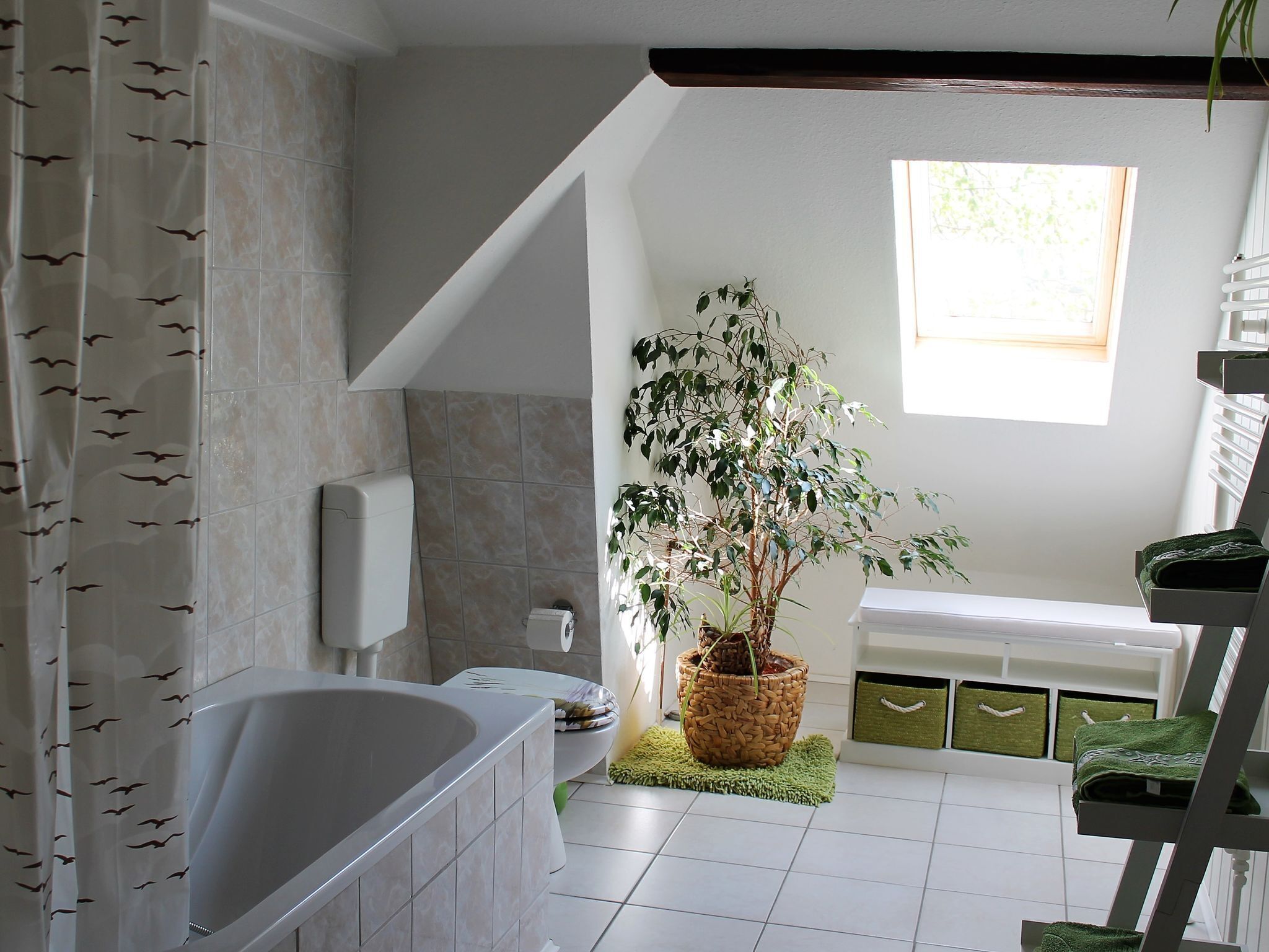 Ferienhaus | Badezimmer | Duschwanne, Handtücher