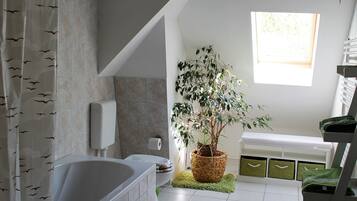 Ferienhaus | Badezimmer | Duschwanne, Handtücher