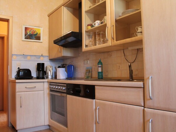Coffee/tea maker, fridge, microwave, oven - Gorgeous Apartment in Klütz With Covered Terrace (Kluetz)