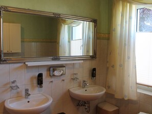 Shower, towels - Gorgeous Apartment in Klütz With Covered Terrace (Kluetz)